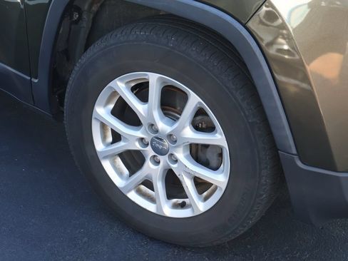 Used 2016 Jeep Cherokee Latitude w/ Cold Weather Group AWD/4WD image 6