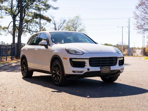 Used 2015 Porsche Cayenne Turbo image 5