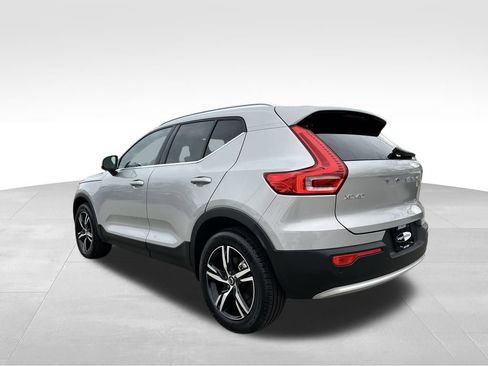 Used 2025 Volvo XC40 B5 Core image 9