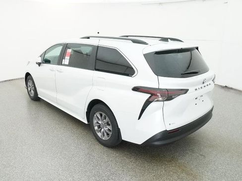 New 2026 Toyota Sienna XLE image 13
