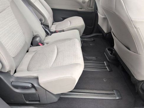 Used 2024 Toyota Sienna LE image 28
