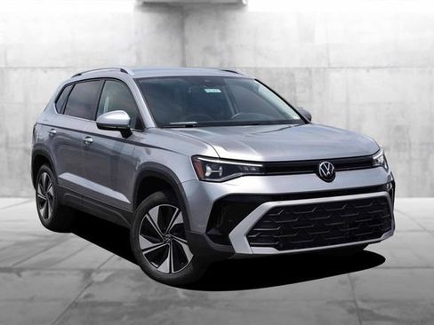 Used 2025 Volkswagen Taos SE AWD/4WD image 2
