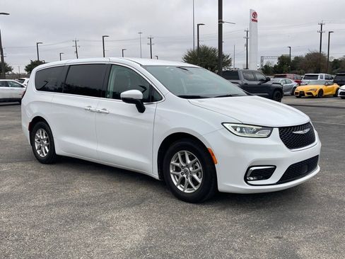 Used 2023 Chrysler Pacifica Touring-L image 3