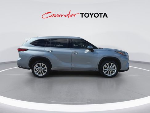 Used 2023 Toyota Highlander Limited image 9