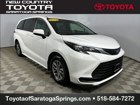 Used 2025 Toyota Sienna LE AWD/4WD image 1