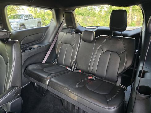 Used 2025 Chrysler Pacifica Select FWD image 10
