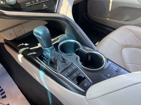 Used 2018 Toyota Camry XLE FWD image 19