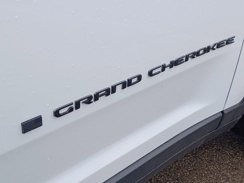 Used 2023 Jeep Grand Cherokee Altitude AWD/4WD image 6