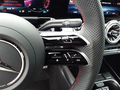 Used 2025 Mercedes-Benz GLA 250 4MATIC image 16