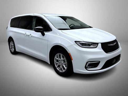 Used 2024 Chrysler Pacifica Touring-L FWD image 3