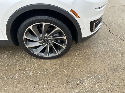 Used 2019 Lincoln Nautilus Reserve AWD/4WD image 2