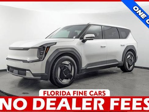 Used 2024 Kia EV9 Light Long Range RWD image 1