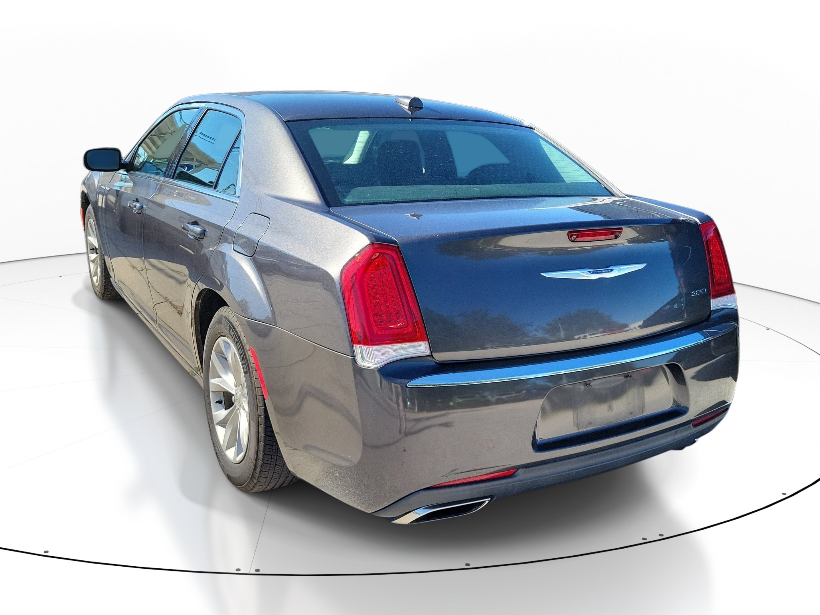 Used 2019 Chrysler 300 Touring RWD image 7