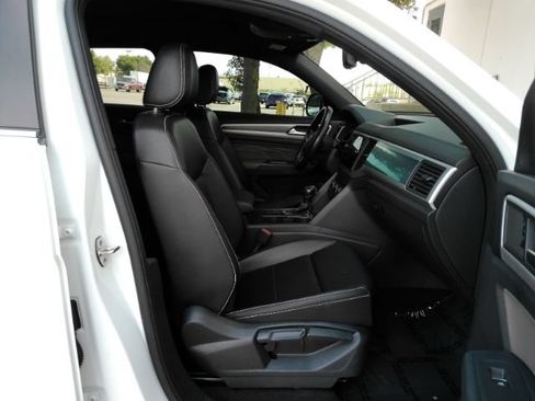 Used 2021 Volkswagen Atlas Cross Sport SE FWD image 19