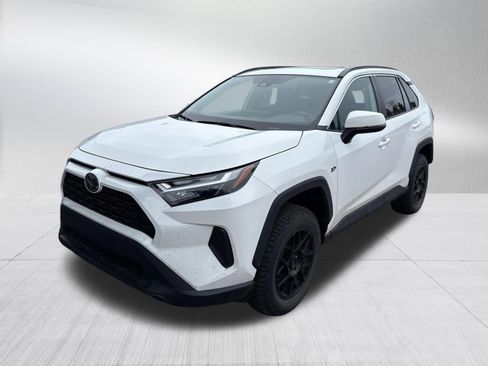 Used 2022 Toyota RAV4 XLE w/ Convenience Package FWD image 4