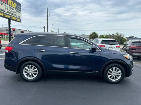 Used 2017 Kia Sorento AWD image 4