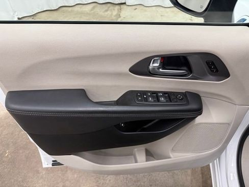 Used 2023 Chrysler Pacifica Touring-L image 15
