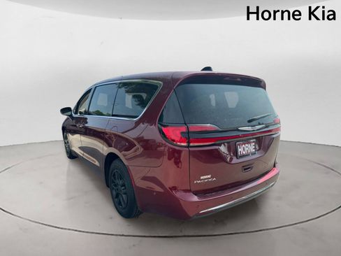 Used 2023 Chrysler Pacifica Touring-L FWD image 5