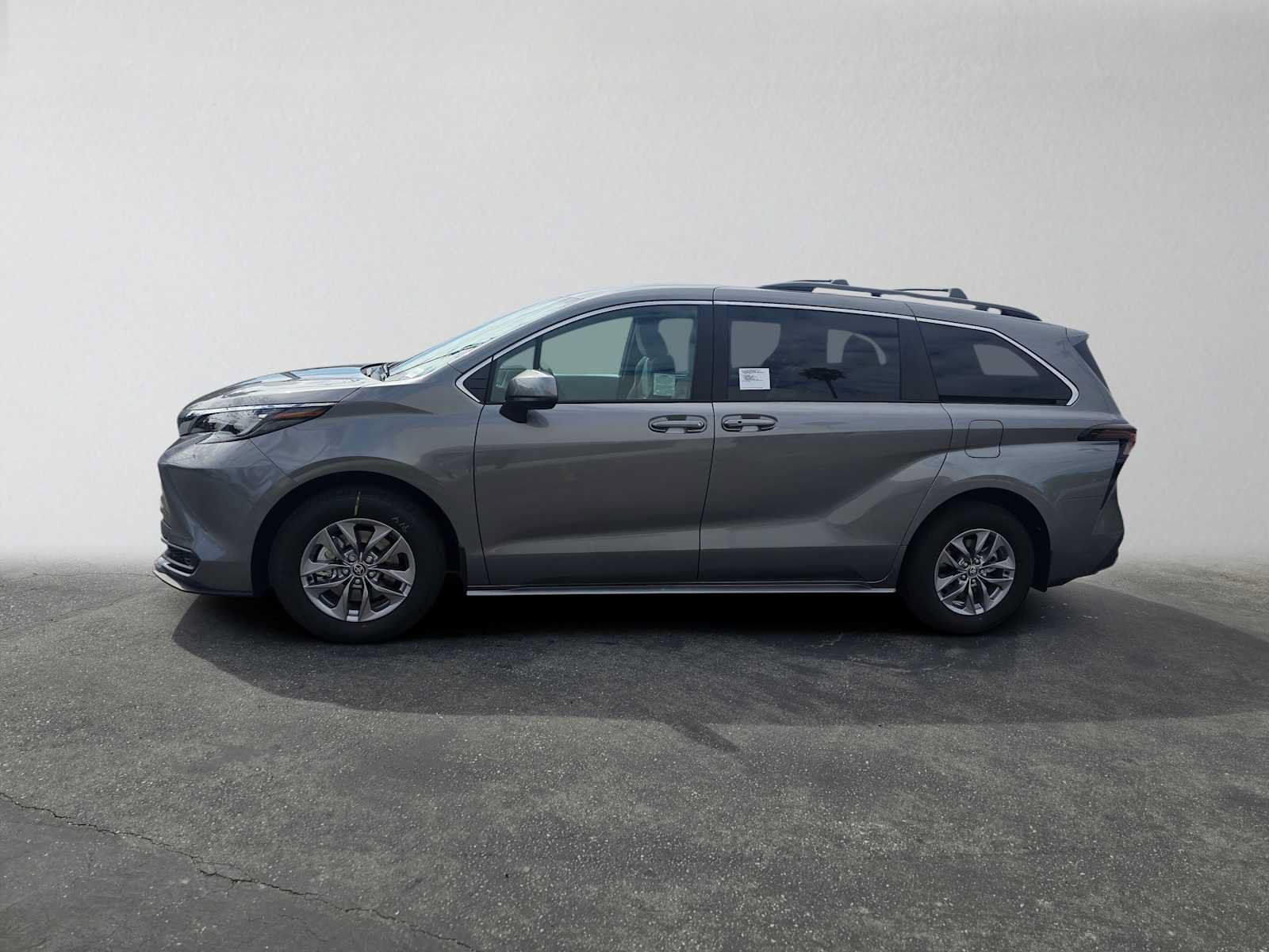 Used 2026 Toyota Sienna LE FWD image 6