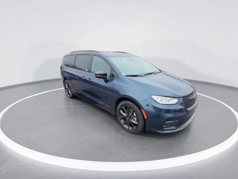 Used 2025 Chrysler Pacifica Limited FWD image 2