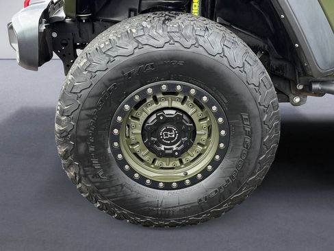 Used 2022 Jeep Wrangler Unlimited Rubicon w/ LED Lighting Group AWD/4WD image 9