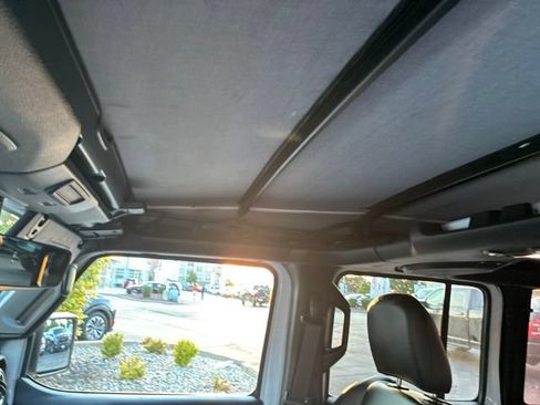Used 2018 Jeep Wrangler Unlimited Sahara AWD/4WD image 7