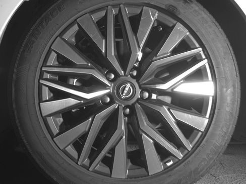 Used 2025 Nissan Altima 2.5 SV FWD image 12