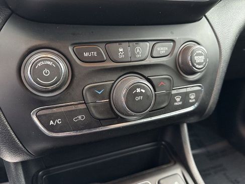 Used 2019 Jeep Cherokee Latitude w/ Popular Appearance Group image 15