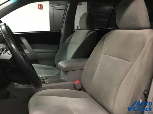 Used 2013 Toyota Highlander Plus AWD/4WD image 24
