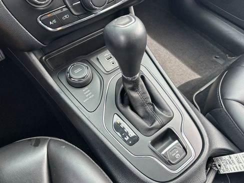 Used 2019 Jeep Cherokee Latitude Plus w/ Cold Weather Group AWD/4WD image 15
