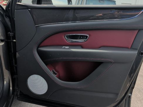 Used 2022 Bentley Bentayga AWD/4WD image 43