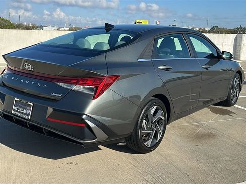 Used 2025 Hyundai Elantra Limited image 13
