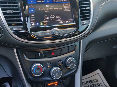 Used 2022 Chevrolet Trax LT w/ Midnight Edition image 22