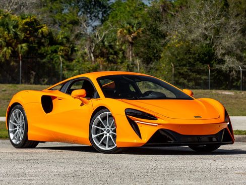 Used 2024 McLaren Artura RWD image 20