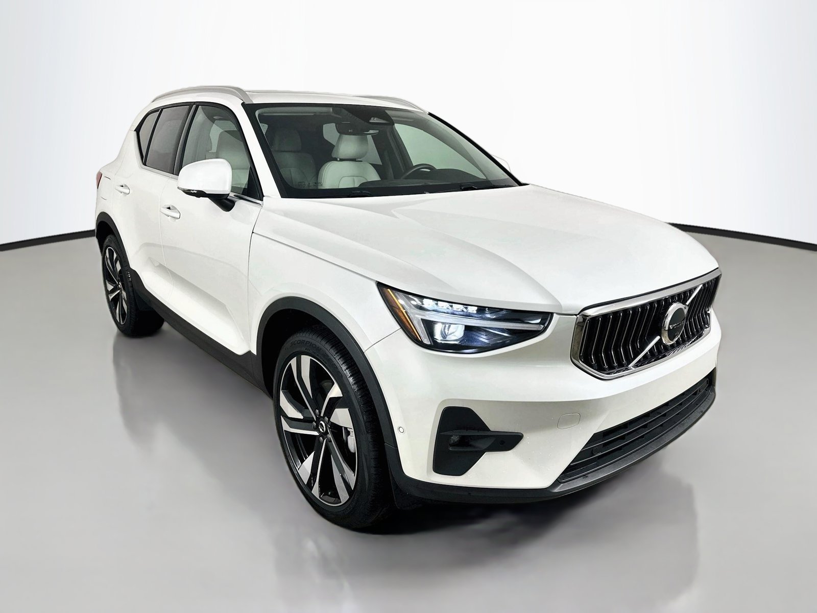 Certified 2025 Volvo XC40 B5 Ultra w/ Protection Package AWD/4WD image 3