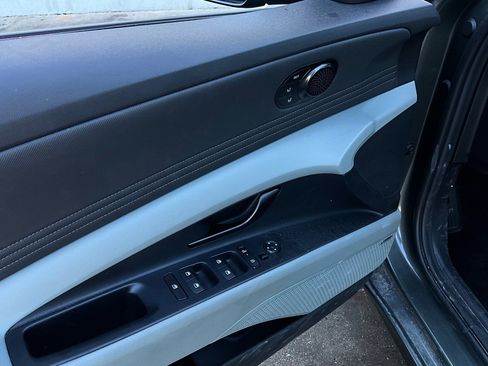 Used 2025 Hyundai Elantra Limited image 17