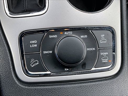 Used 2018 Jeep Grand Cherokee Overland AWD/4WD image 35
