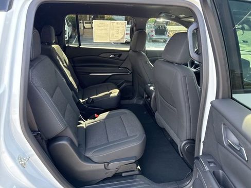 Used 2025 Chevrolet Traverse LT image 16