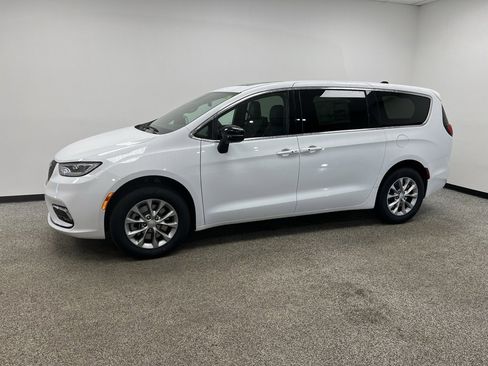 New 2026 Chrysler Pacifica Limited image 22