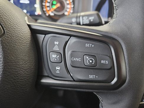 Used 2025 Jeep Gladiator Rubicon w/ Convenience Group AWD/4WD image 25