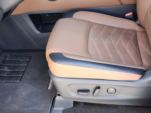 Used 2025 Nissan Pathfinder Platinum image 9