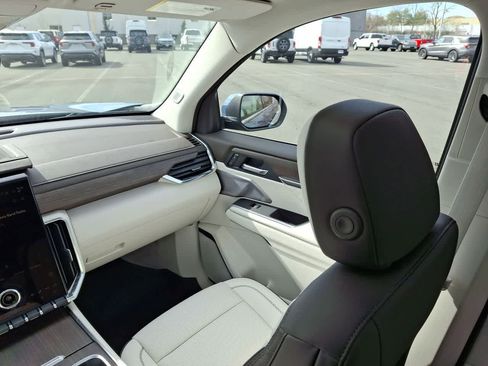 Used 2025 GMC Acadia Denali w/ Super Cruise Package image 11