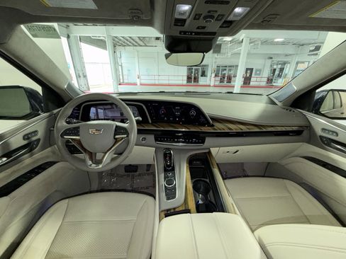 Used 2021 Cadillac Escalade Premium Luxury Platinum w/ Heavy-Duty Trailer Package image 23