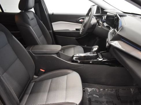 Used 2025 Chevrolet Trax LT FWD image 19
