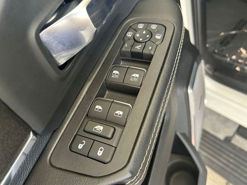 Used 2025 RAM 2500 Laramie AWD/4WD image 40
