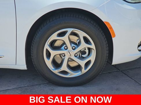 Used 2023 Chrysler Pacifica Limited FWD image 41