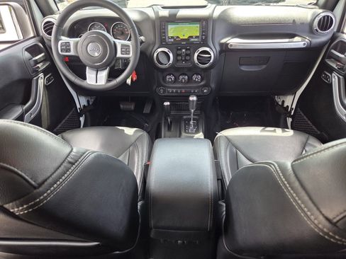 Used 2017 Jeep Wrangler Unlimited Rubicon AWD/4WD image 16