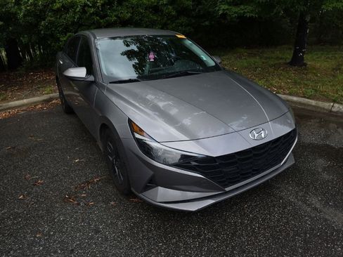 Used 2023 Hyundai Elantra SEL FWD image 2