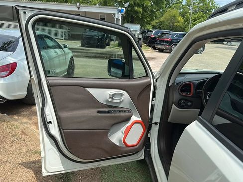 Used 2016 Jeep Renegade Latitude w/ Safety & Security Group FWD image 14