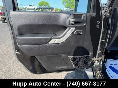 Used 2016 Jeep Wrangler Unlimited Sahara w/ Connectivity Group AWD/4WD image 10